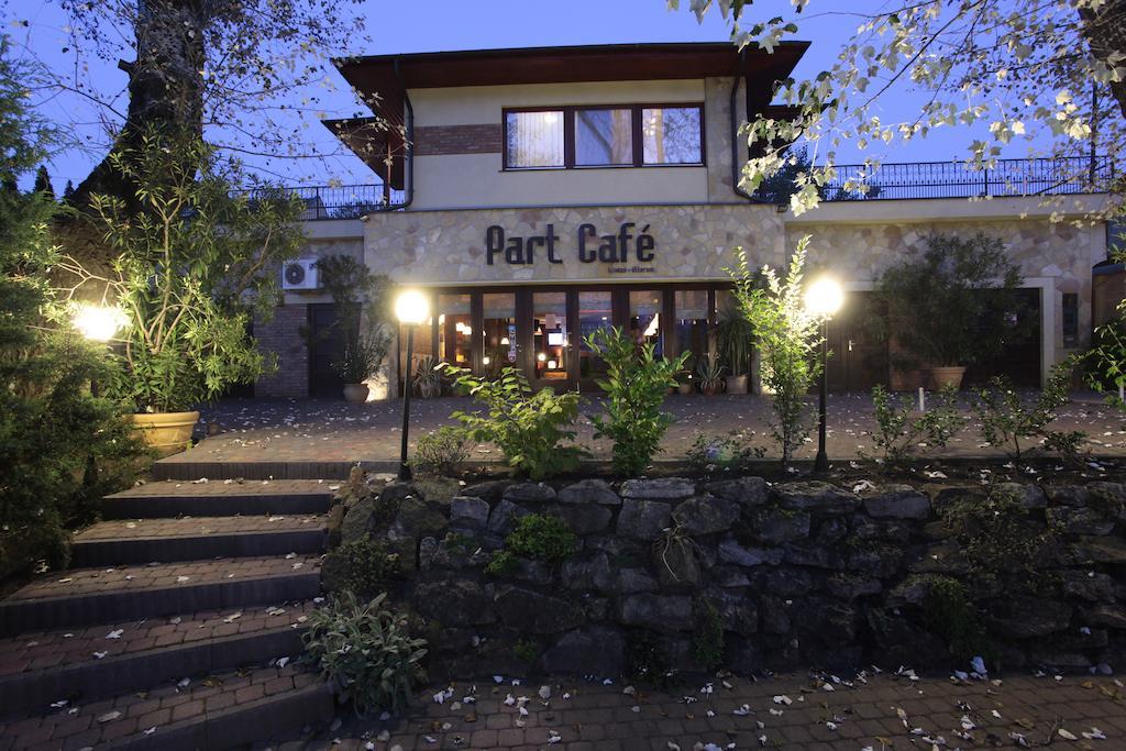 Part Cafe Residence Dunakeszi Luaran gambar